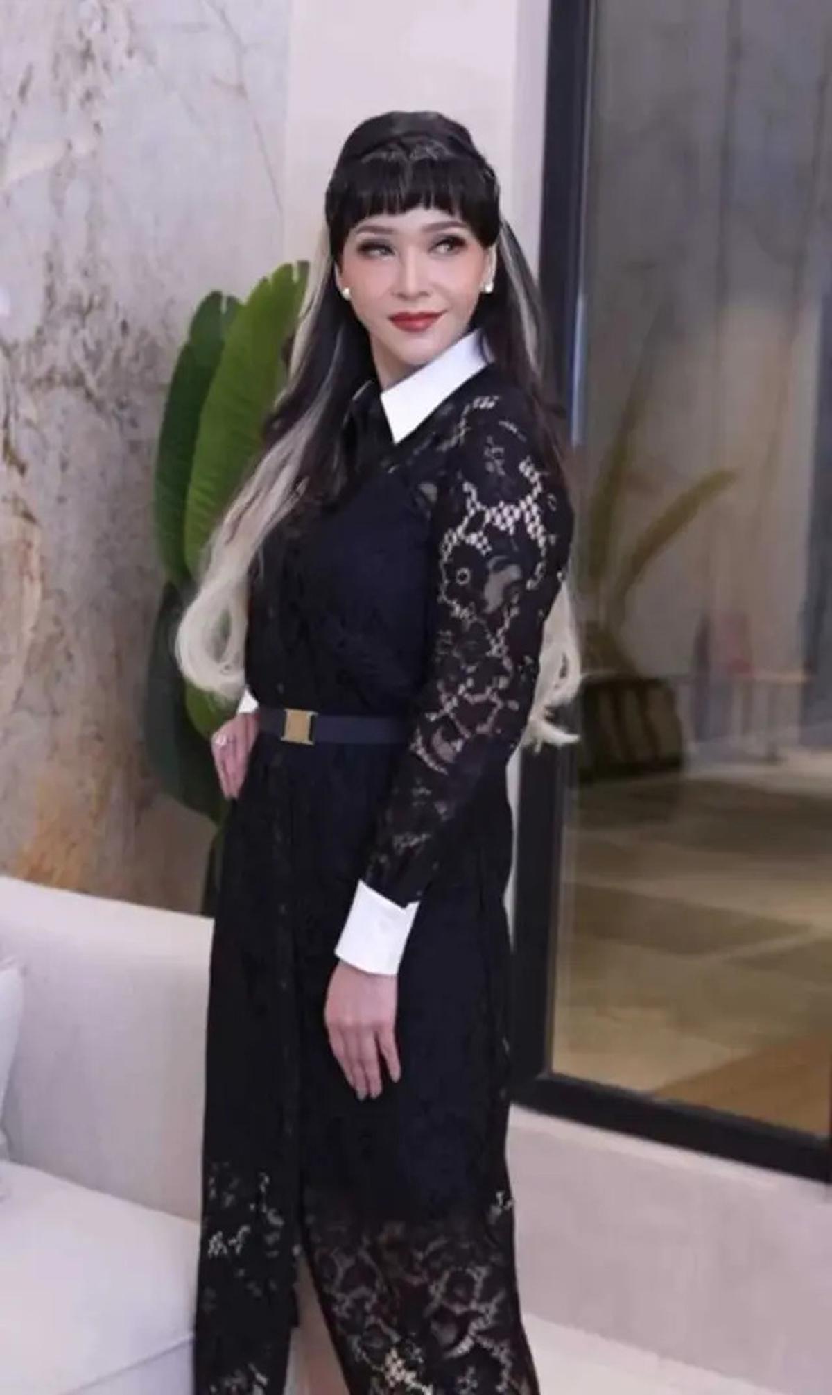 8 Gaya Dress Brokat Hitam Maia Estianty, Modelnya Elegan dan Anggun