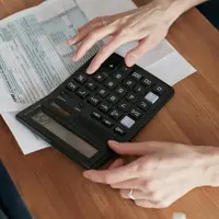 seorang perempuan sedang merencanakan financial untuk program kehamilan. sumber foto: pexels.com