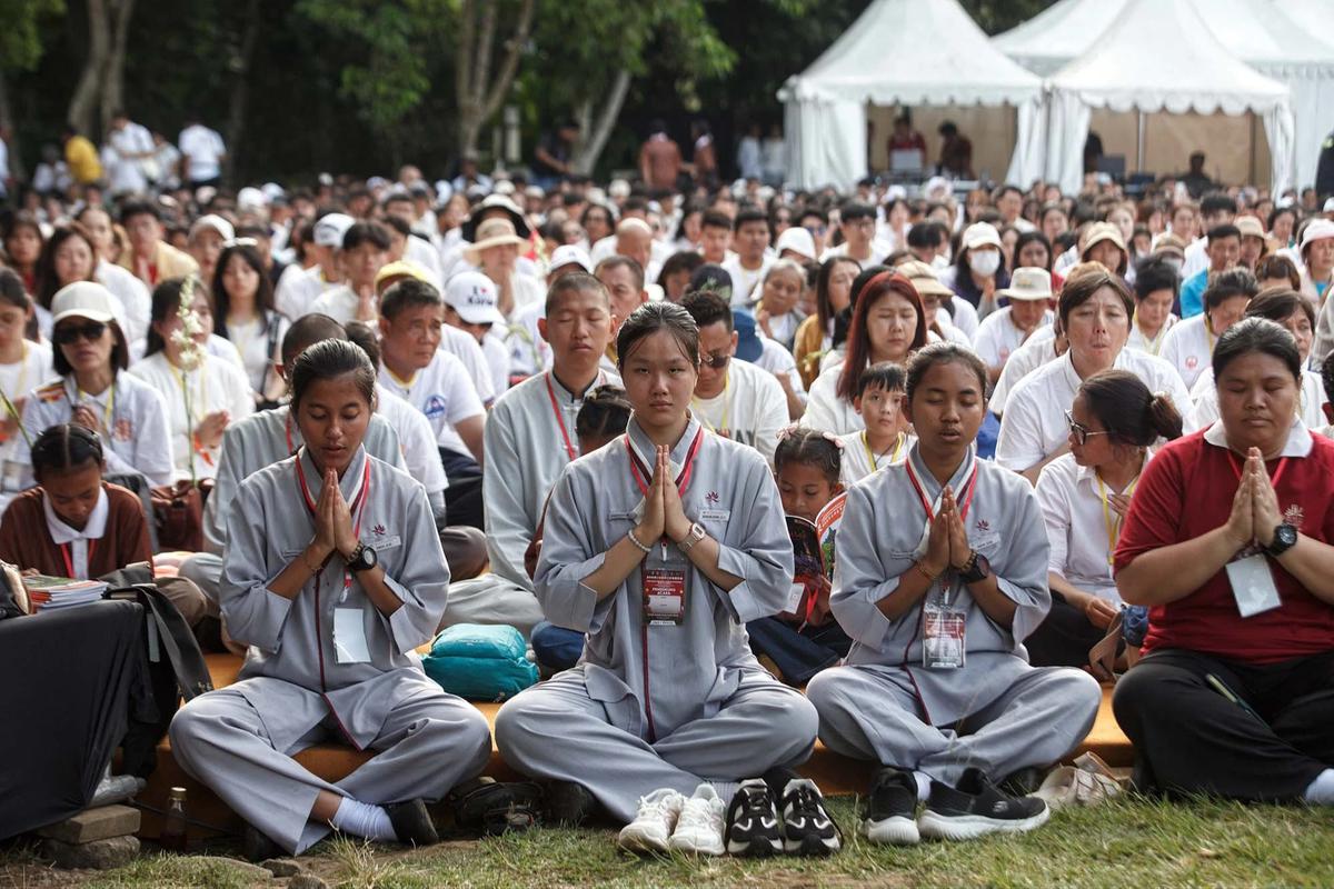 FOTO: Ribuan Umat Buddha Hadiri Puncak  Perayaan Waisak di Candi Borobudur