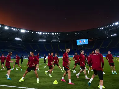 Para pemain Turki melakukan pemanasan saat sesi latihan jelang melawan Italia pada pertandingan sepak bola grup A Euro 2020 di Olympic Stadium, Roma, Italia, Kamis (10/6/2021). Turki akan melawan Italia pada 11 Juni 2021 waktu setempat. (AP Photo/Alessandra Tarantino)