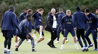 Manajer Manchester United (MU), Jose Mourinho mengawasi latihan para pemain di Aon Training Complex, Manchester, Inggris, Senin (22/10). MU akan menjamu Juventus pada Grup H Liga Champions di Stadion Old Trafford. (Martin Rickett/PA via AP)