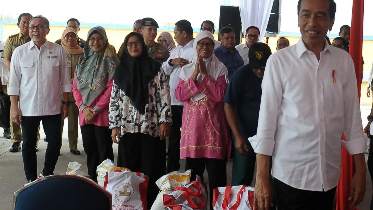 Menurutnya, hal serupa juga ia lakukan saat terjun ke dunia politik. Mantan Wali Kota Solo ini membangun kepercayaan publik terhadap dirinya.<br>