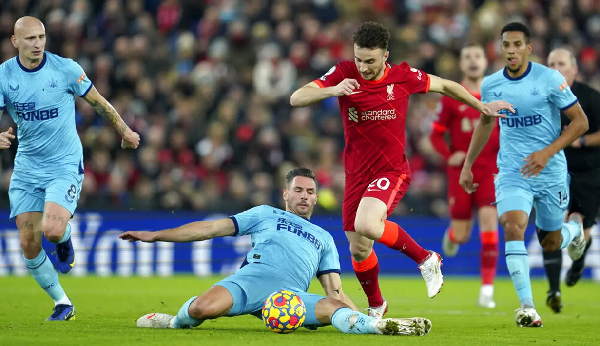 Pemain Liverpool Diogo Jota (kanan depan) berduel memperebutkan bola dengan pemain Newcastle United Fabian Schaer pada pertandingan sepak bola Liga Inggris di Stadion Anfield, Liverpool, Inggris, 16 Desember 2021. Liverpool menang 3-1. (AP Photo/Jon Super)
