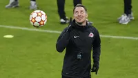 Pelatih RB Salzburg Matthias Jaissle memberi isyarat selama sesi latihan sebelum leg kedua babak 16 besar Liga Champions di Munich, Jerman, Senin (7/3/2022). RB Salzburg akan bertandang ke markas Bayern Munchen di Allianz Arena pada Rabu (9/3) dini hari WIB. (AP Photo/Matthias Schrader)