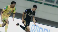 Dewa United&nbsp;harus puas bermain imbang 1-1 kontra&nbsp;Persebaya Surabaya pada laga pekan ketujuh BRI Super League di Banten International Stadium, Serang, Jumat (26/9/2025) malam WIB. (dok. Dewa United)
