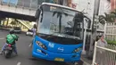Sebuah armada bus JA Connexion tujuan Bandara Soekarno-Hatta di Tangerang menunggu penumpang di Pondok Indah Mall, Jakarta Selatan, Jumat (29/12). Bus bandara akan diberangkatkan setiap satu jam. (Liputan6.com/Immanuel Antonius)