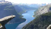 Trolltunga sebuah tebing di Norwegia yang menawarkan wisatawan melihat pemandangan dari 'ujung dunia'