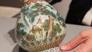 Sebuah vas China antik yang diyakini berasal dari masa Dinasti Qing pada abad ke-18 diperlihatkan di rumah lelang Sotheby, Paris, Selasa (22/5). Vas itu akan menjadi bintang dalam pelelangan yang akan digelar pada 12 Juni mendatang. (AFP/Thomas SAMSON)