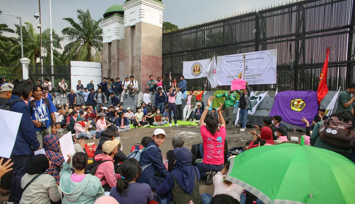 Mahasiswa bersama Koalisi Masyarakat Sipil menggelar aksi bertajuk 'Piknik Nasional Rakyat' di depan gerbang utama gedung MPR/DPR/DPD RI, Jakarta, Jumat (5/9/2025). (merdeka.com/Arie Basuki)