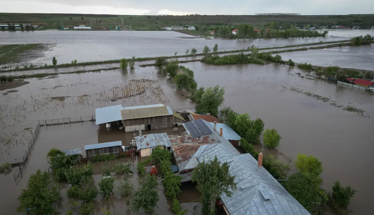 Badai Boris yang melanda Eropa tengah dan timur memicu hujan lebat dan banjir. Di Rumania, korban tewas dilaporkan mencapai empat orang dengan ribuan rumah rusak. (Daniel MIHAILESCU/AFP)