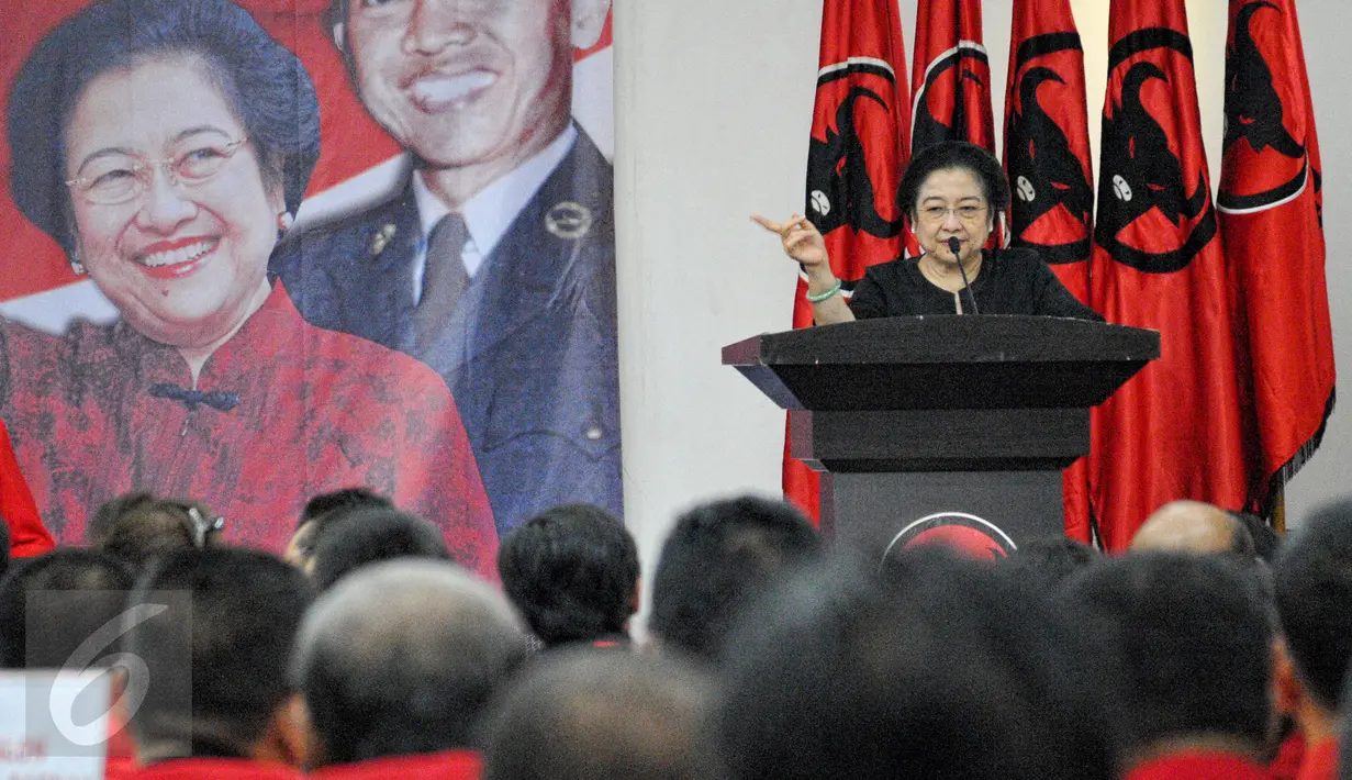 Ketua Umum PDIP Megawati Soekarnoputri memberikan sambutan saat pembukaan sekolah calon kepala daerah PDI Perjuangan di kantor DPP PDIP, Jakarta, Minggu (28/6/2015). (Liputan6.com/Yoppy Renato)