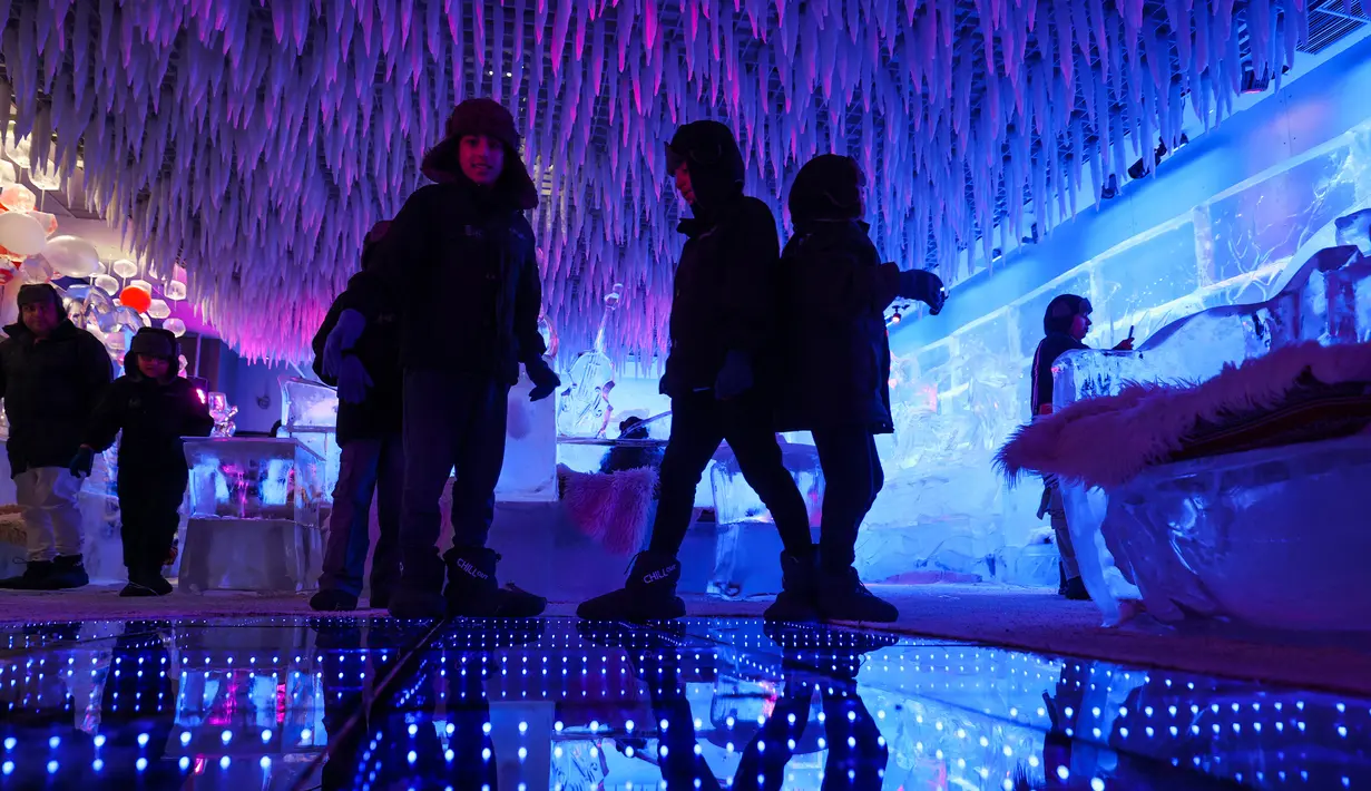 ChillOut Ice Lounge merupakan bagian dari perusahaan Sharaf Group. Industri FnB ini juga satu-satunya restoran pertama di Timur Tengah yang desain bangunannya terbuat dari es. (KARIM SAHIB/AFP)