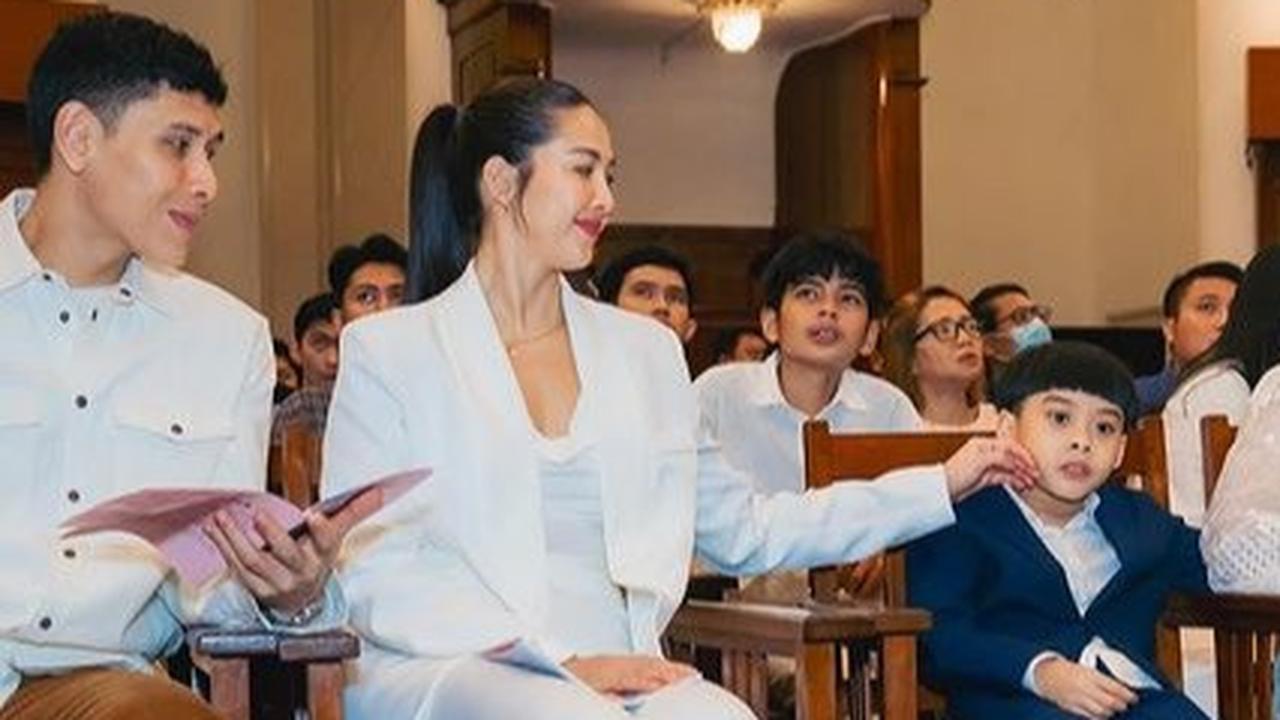Raut bahagia begitu memancar di wajah Bimo dan Andrea ketika berada di dalam gereja. Pasangan ini tak henti memandangi Angkasa yang duduk tepat di samping keduanya.