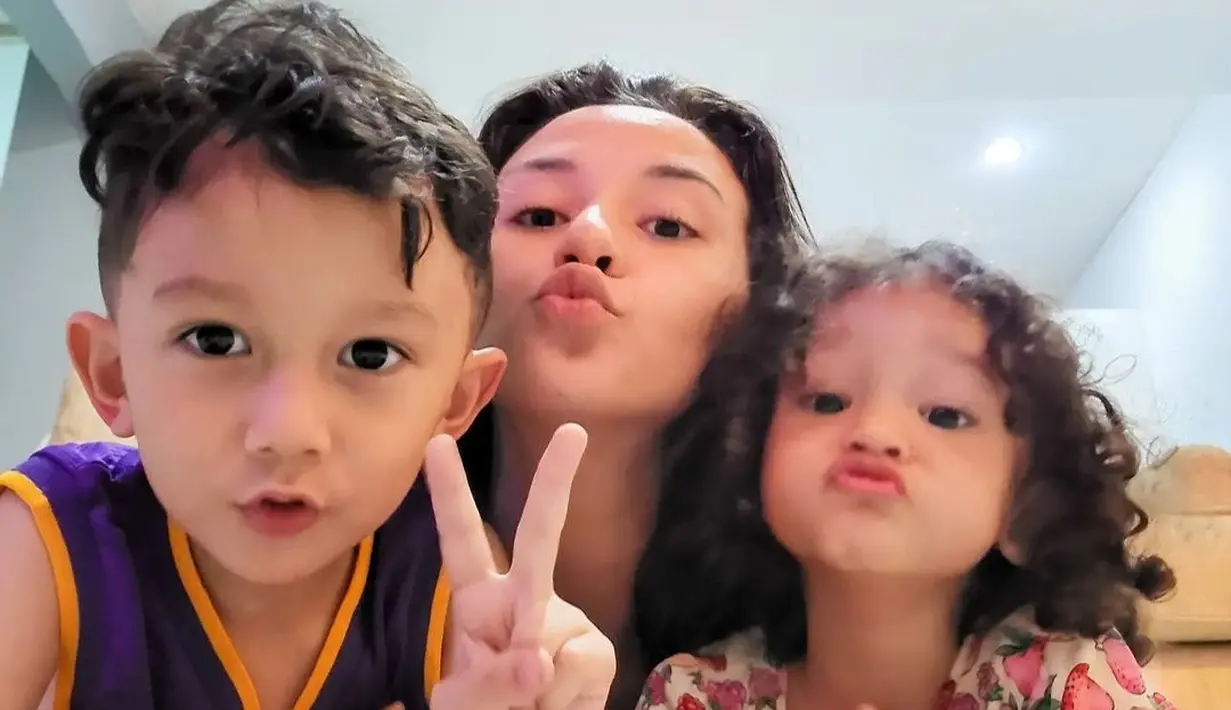 Seperti inilah potret Dahlia Poland bersama ketiga buah hatinya. Dekat banget ya! [Instagram/dahliachr]