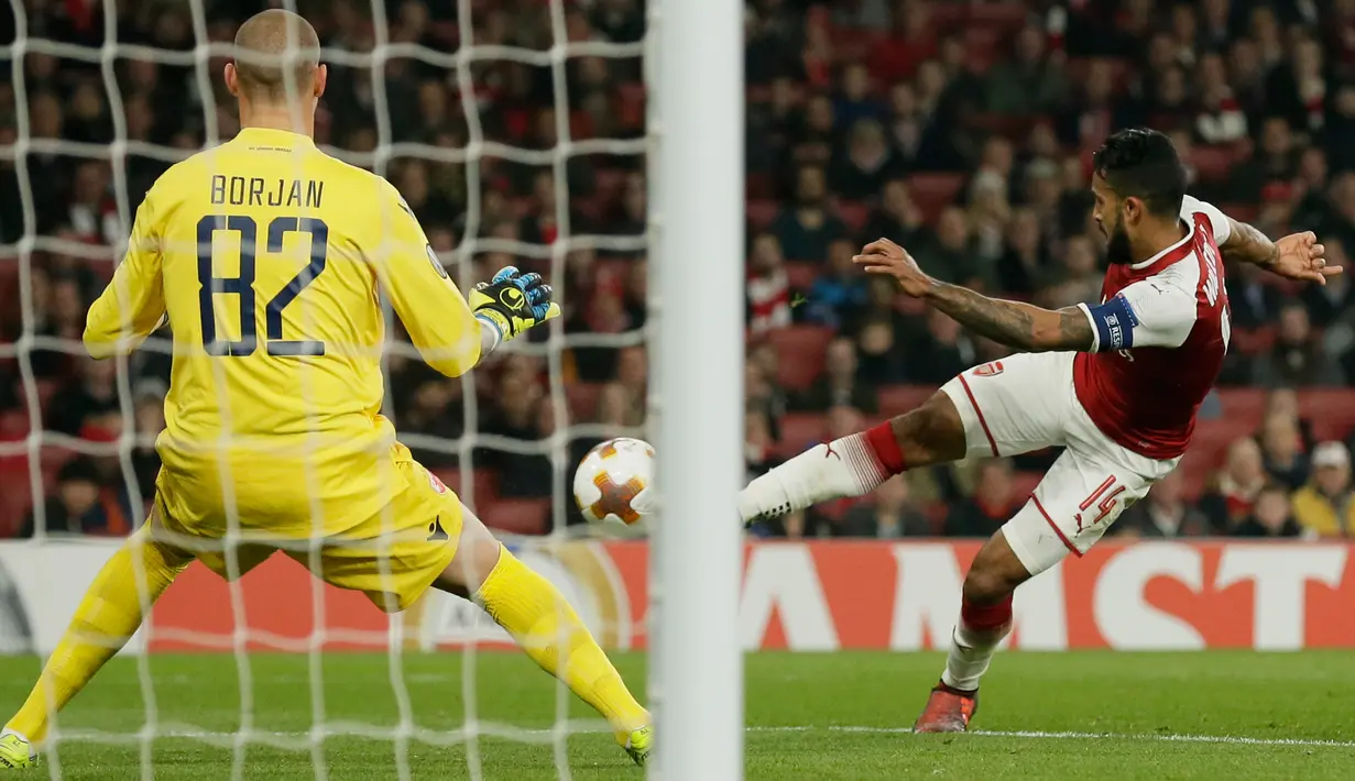 Kiper Red Star Belgrade, Red Star Belgrade bersiap menangkap bola yang ditendang pemain Arsenal, Theo Walcott dalam penyisihan Grup H Liga Europa di Emirates Stadium, Jumat (3/11). The Gunners ditahan imbang tanpa gol oleh tim tamu. (AP /Tim Ireland)