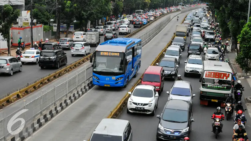 20160614- Bus Transjakarta Melaju di Tengah Kemacetan Jakarta- Yoppy Renato