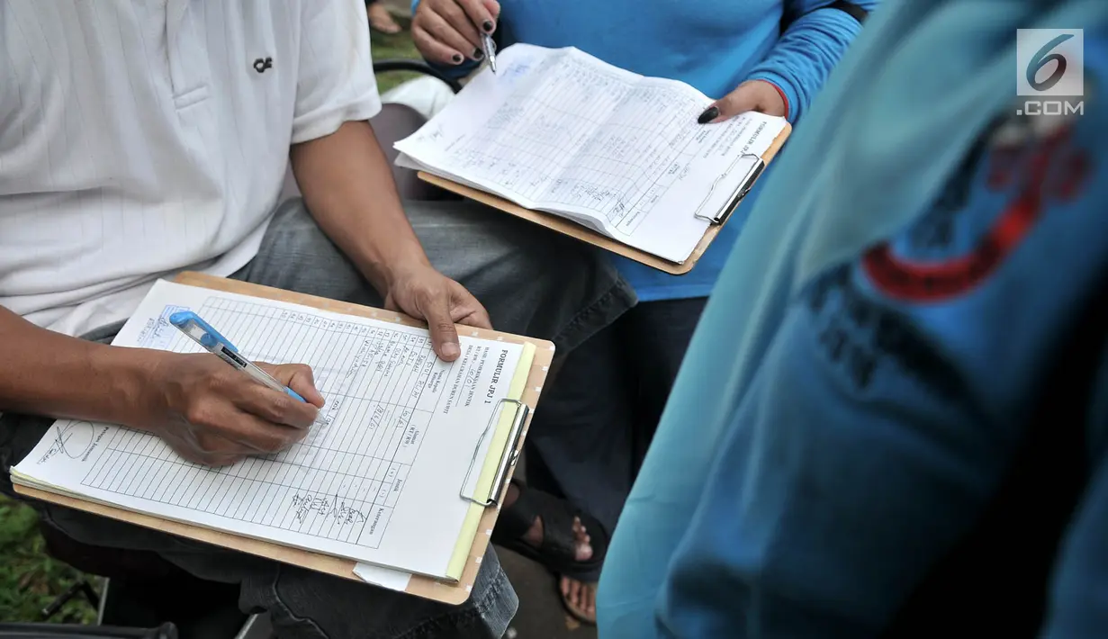 Warga mengisi data setelah pemantauan jentik nyamuk Aedes Aegypti di kawasan Duren Sawit, Jakarta, Rabu (27/2). Penijauan Jumantik yang dilakukan rutin setiap minggunya ini bertujuan mencegah berkembangbiaknya nyamuk demam. (Merdeka.com/Iqbal S. Nugroho)