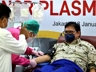 Ketua Umum PMI Jusuf Kalla (kiri) berbincang dengan Menko Perekonomian Airlangga Hartarto (kanan) yang sedang melakukan donor plasma konvalesen saat Pencanangan Gerakan Nasional Pendonor Plasma Konvalesen di Markas PMI, Jakarta, Senin (18/1/2021). (StaffJK/Ade Danhur)