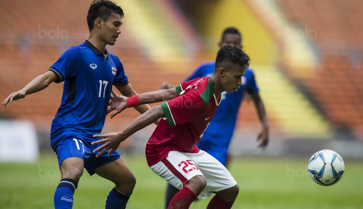 Gelandang Timnas Indonesia, Osvaldo Haay, berusaha melewati pemain Thailand pada laga SEA Games di Stadion Shah Alam, Selangor, Selasa (15/8/2017). Kedua negara bermain imbang 1-1. (Bola.com/Vitalis Yogi Trisna)