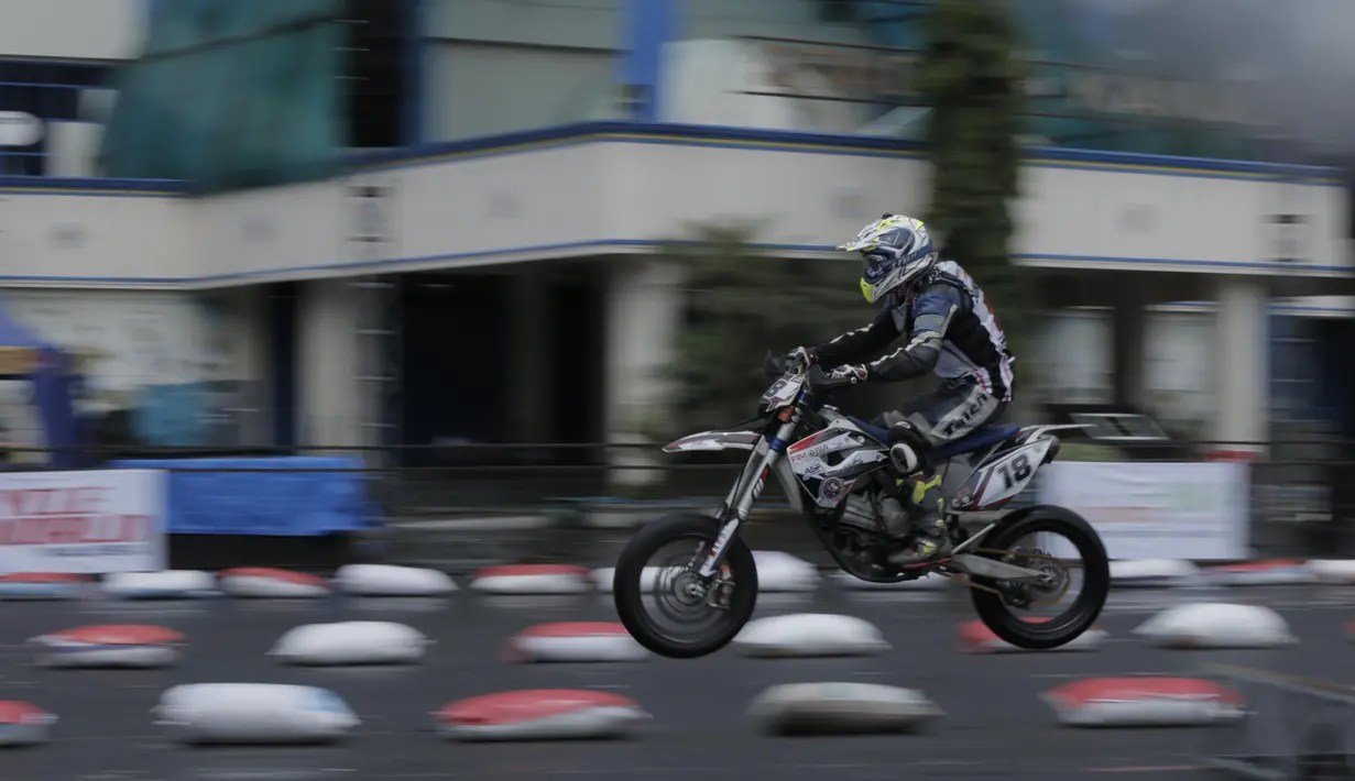 Tsang wai Kei, pebalap asal Hongkong melewati rintangan pada ajang FIM Asia Supermoto 2016 di Kompleks Stadion Kanjuruhan, Malang, Sabtu (8/10/2016)  (Bola.com/Reza Bachtiar)