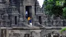 Mantan Presiden Amerika Serikat, Barack Obama (kaus biru) keluar dari salah satu bangunan Candi Prambanan, Yogyakarta, Kamis (29/6). Barack Obama beserta keluarga berlibur dan mengunjungi sejumlah tempat di Yogyakarta. (Liputan6.com/Helmi Fithriansyah)