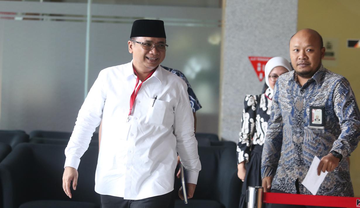 Sebagai informasi, KPK telah menetapkan Yaqut Cholil Qoumas dan Ishfah Abidal Aziz sebagai tersangka korupsi kuota haji pada 9 Januari 2026. Tampak dalam foto, tersangka kasus dugaan korupsi kuota haji, Yaqut Cholil Qoumas (kiri) bersiap menjalani pemeriksaan di Gedung Merah Putih Komisi Pemberantasan Korupsi (KPK), Jakarta, Jumat (30/1/2026). (merdeka.com/Arie Basuki)