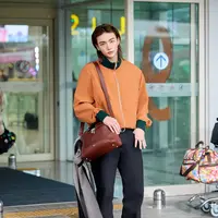 Member Stray Kids ini tampil effortless namun tetap statement dengan gaya yang serasi antara busana dan warna rambutnya yang bernuansa earth tone. [Dok/Dior].