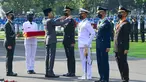 Presiden Joko Widodo memasangkan tanda kepangkatan kepada calon perwira remaja (capaja) peraih Adhi Makayasa di halaman Istana Merdeka, Jakarta, pada Kamis, 14 Juli 2022. Presiden Joko Widodo bertindak sebagai inspektur upacara dalam Prasetya Perwira (Praspa) 754 perwira remaja dari tiga matra TNI dan Polri tahun 2022. (Foto: Biro Pers Sekretariat Presiden)