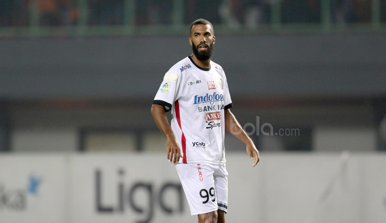 Pemain Bali United, Sylvano Dominique Comvalius menempati urutan kelima top scorer sementara Liga 1 2017 dengan koleksi enam gol hingga pekan ke-11. (Bola.com/Nicklas Hanoatubun)