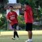 Pelatih Bali United, Indra Sjafri (kanan) memberikan arahan pada Bayu Gatra saat latihan di Lapangan Trisakti, Legian, Bali, Sabtu (29/8/2015). Bali United akan berlaga melawan Persija di Grup C Piala Presiden 2015. (Liputan6.com/Helmi Fithriansyah)