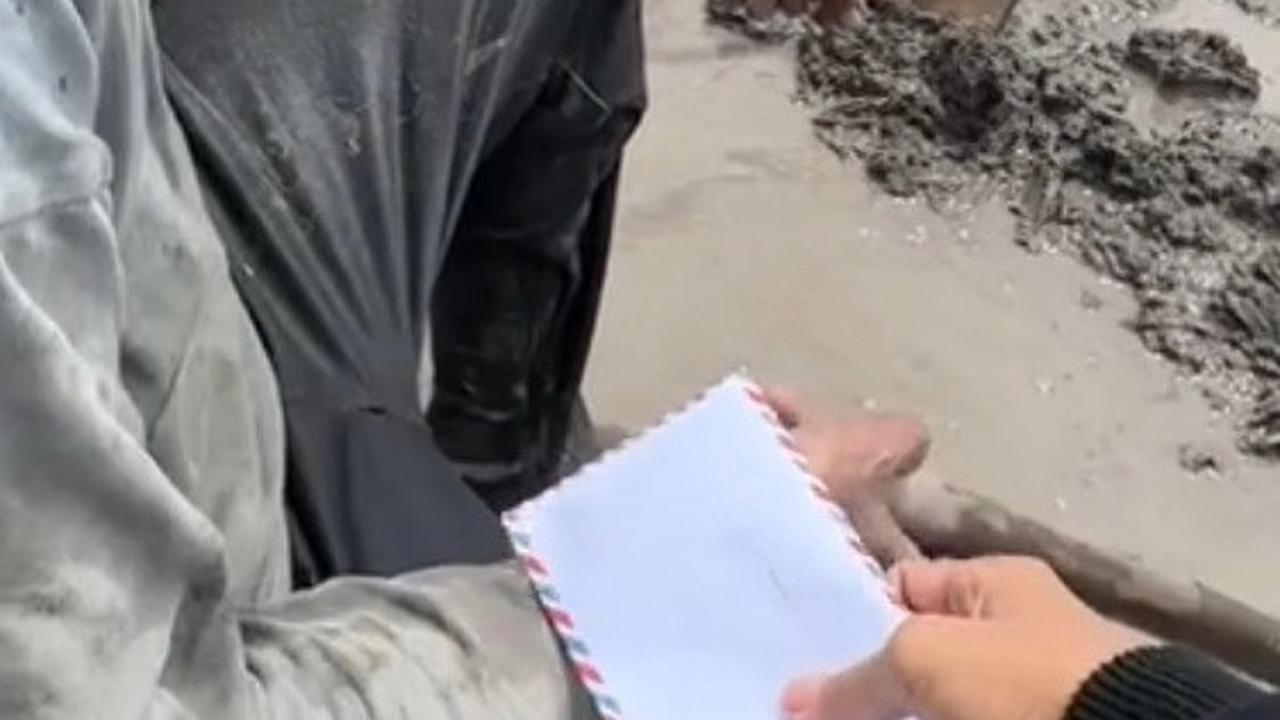 Bikin Iri, Pria Ini Beri Kejutan Orang Tua di Sawah Pakai Uang Segepok