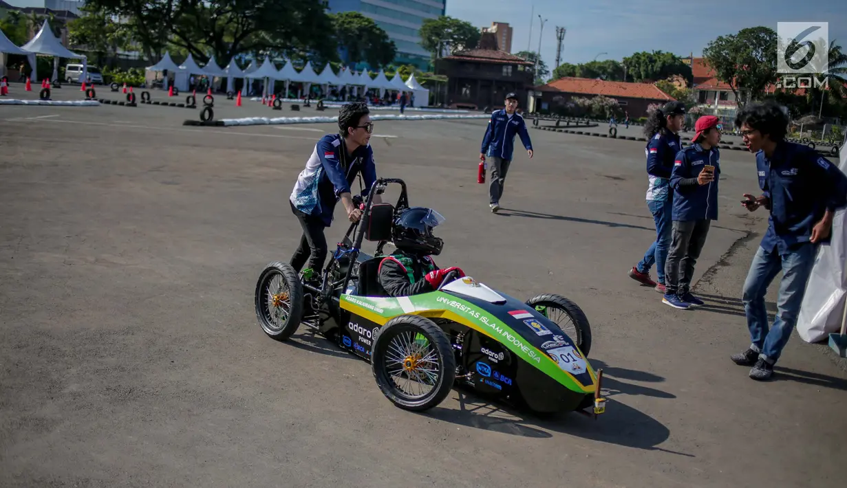 Mahasiswa mengetes Mobil listrik sebelum dipertandingan dalam ajang pameran IIMS 2019 di JIExpo Kemayoran, Jakarta, Kamis (25/4). Kompetisi yang di ikuti berbagai kampus di Indonesia tersebut untuk mengembangkan kemampuan anak bangsa di bidang teknologi otomotif. (Liputan6.com/Faizal Fanani)