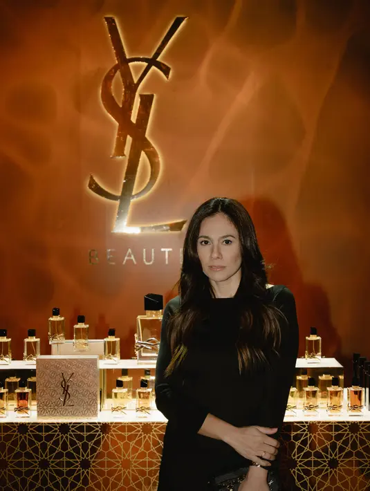 Tampil dengan elegan look dan rambut terurai, Wulan Guritno tampak segar dan awet muda. Ia terlihat terkesima dengan beragam pilihan aroma dari YSL Beauty yang begitu glamor dan tak lekang waktu.  [ Foto: dok YSL Beauty ]