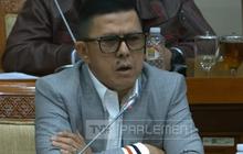 Aksi Sok Jago Advokat Firdaus Oibowo Injak Meja Hina Peradilan, DPR Marah Sindir Sekolahnya Cuma sampai Gerbang