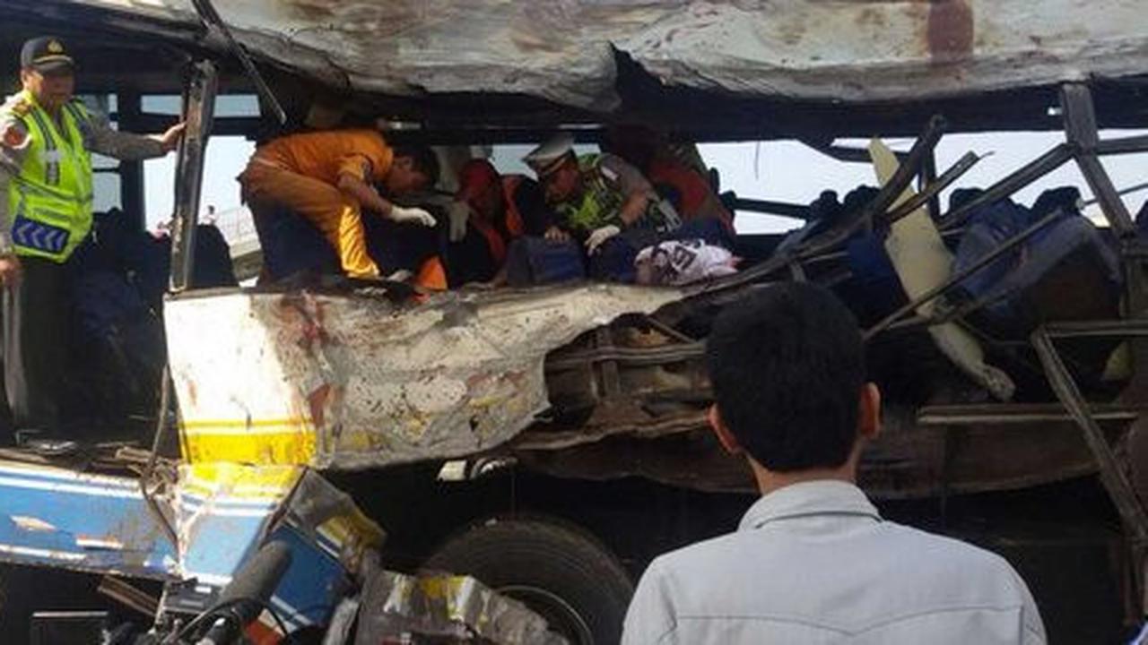 Bus Rukun Sayur tabrak pembatas di Tol Palikanci, lalu lintas macet