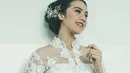 Mengenakan kebaya simpel berwarna putih, pesona aktris sekaligus mode itu kian terpancar. Makeup bold yang menghiasi wajahnya, membuat Anya Geraldine makin menawan. (Liputan6.com/IG/@anyageraldine)