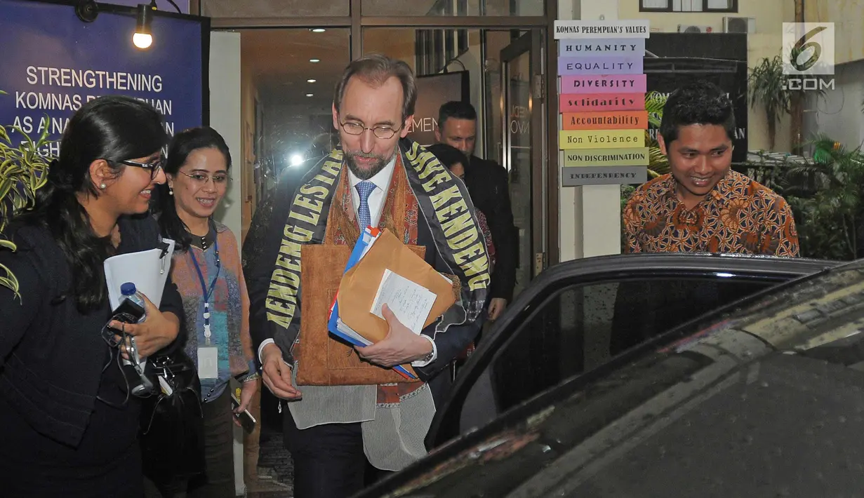 Komisaris HAM PBB, Zeid Ra'ad Al Hussein usai melakukan dengan Komnas HAM dan Komnas Perempuan di Jakarta, Senin (5/2). Zeid Ra'ad Al Hussein diundang pemerintahan Indonesia untuk membahas masalah HAM di Indonesia. (Liputan6.com/Herman Zakharia)