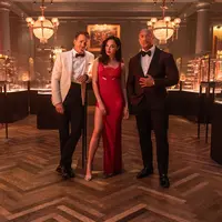Ryan Reynolds, Gal Gadot, Dwayne Johnson, dalam Red Notice. (Netflix)