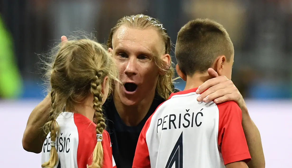 Bek Kroasia, Domagoj Vida (tengah) berbicara dengan anak-anak Ivan Perisic, Leonardo dan Manuela usai laga semifinal Piala Dunia 2018 antara Kroasia dan Inggris di Stadion Luzhniki, Moskow, Rabu, Rabu (11/7). (AFP PHOTO/YURI CORTEZ)