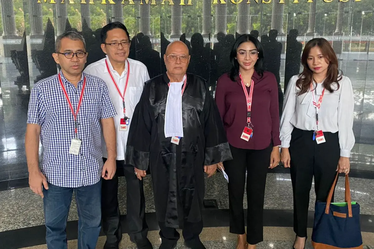 Sejumlah warga negara Indonesia, yakni Desy Natalia, Audrey Tangkudung, Rudi Andries, Marlon Kansil, dan Meity Anita Lingkani melakukan uji materil atau judicial review terkait Pasal 416 ayat (1) Undang-Undang Nomor 7 Tahun 2017 soal Pemilu ke Mahkamah Ko