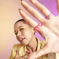 Punya gaya nyentrik, Mba Tumbas identik dengan gaya fashion yang begitu seru. Ia kerap menyebut gayanya dengan Dangdut Core. [Foto: Instagram/ Cadburylemonade]