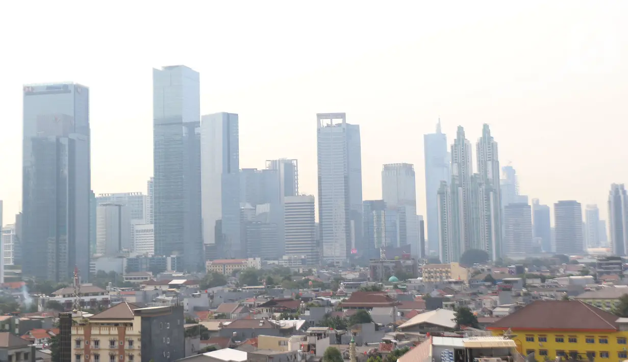 Imbauan menggunakan masker guna mengantisipasi terjadinya infeksi saluran pernapasan akut (ISPA) akibat memburuknya kualitas udara Jakarta beberapa waktu terakhir. (Liputan6.com/Angga Yuniar)