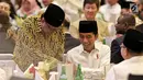 Ketua DPD Oesman Sapta Odang bersalaman dengan Presiden Joko Widodo saat menghadiri acara  buka puasa bersama di Jakarta, Rabu (14/5/2019). Acara buka puasa tersebut dihadiri sejumlah tokoh-tokoh dan petinggi partai politik. (Liputan6.com/Johan Tallo)
