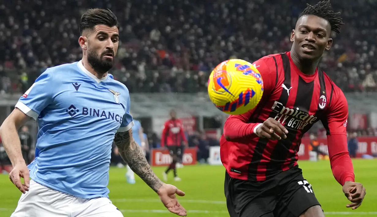 Pemain Lazio Elseid Hysaj (kiri) berduel memperebutkan bola dengan pemain AC Milan Rafael Leao pada pertandingan perempat final Coppa Italia di Stadion San Siro, Milan, Italia, 9 Februari 2022. AC Milan menang 4-0. (AP Photo/Antonio Calanni)