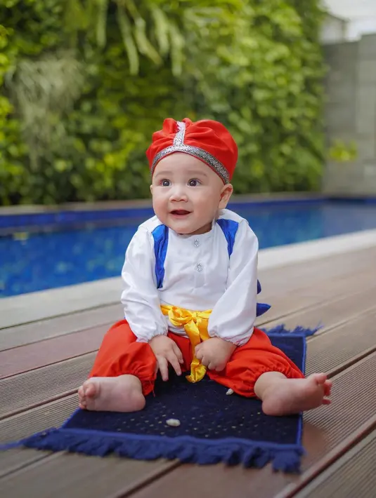 <p>Rayyanza Malik Ahmad cosplay jadi Aladdin, duduk di atas karpet terbangnya. (FOTO: instagram.com/raffinagita1717)</p>
