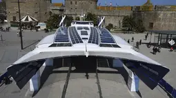 Tampilan perahu Energi Observer dilihat dari atas saat dipamerkan di kota Saint-Malo, Prancis (4/7). Perahu ini dilengkapi dengan 130 meter panel surya. (AFP Photo/Damien Meyer)