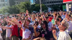 Suporter Timnas Inggris merayakan kemenangan 4-2 atas Kroasia pada laga Grup L Piala Dunia 2026 di FIFA Fan Festival Boston, City Hall Plaza, Boston, AS, Rabu (17/6/2026). Chant "It's Coming Home" menggema usai laga berakhir. Foto: Hery Kurniawan/KLY Sports. (KLY Sports/Hery Kurniawan/Adv/Kurniawan)
