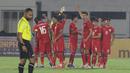 Pemain Timnas Indonesia U-20 melakukan tos saat laga Kualifikasi Piala Asia U-20 2025 melawan Maladewa di Stadion Madya, Senayan, Jakarta, Selasa (25/09/2024). (Bola.com/M Iqbal Ichsan)