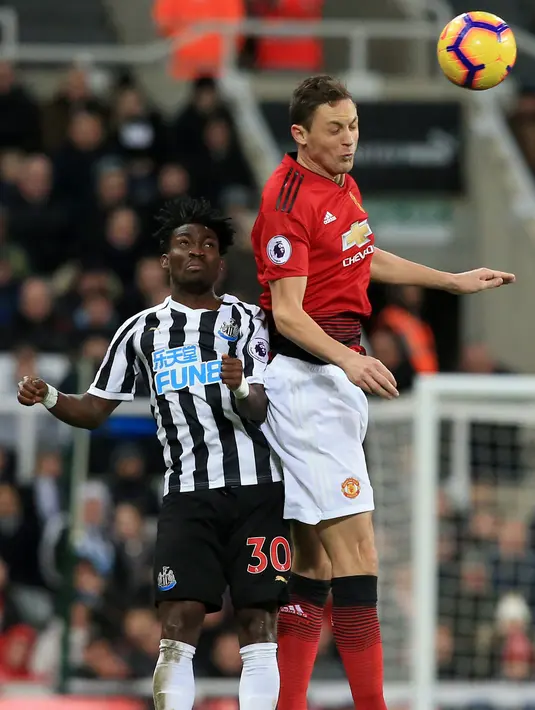 Gelandang Manchester United, Nemanja Matic berebut bola udara dengan gelandang Newcastle United, Christian Atsu selama pertandingan lanjutan Liga Inggris di St James 'Park (2/1). MU menang 2-0 atas Newcastle. (AFP Photo/Lindsey Parnaby)