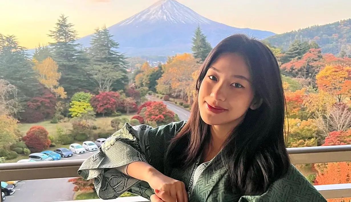 Irene Suwandi mengaku suka sekali ngedance dan menyanyi sejak kecil. Bahkan, di usianya yang masih dini, ia sudah menari balet. Setelah mendapat project debut, setiap harinya Irene berlatih dance dan vokal dengan orang yang didatangkan langsung dari Korea. Akhirnya, kini mimpi itu menjadi nyata berkat kerja kerasnya. (Liputan6.com/IG/@ireneswnd)